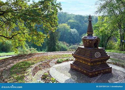  Das Stupa des Erleuchteten Herzens - Eine monumentale Reise in die buddhistische Mystik!